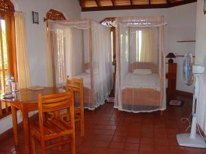 the room of bungalow C1 with two single beds we join for a couple